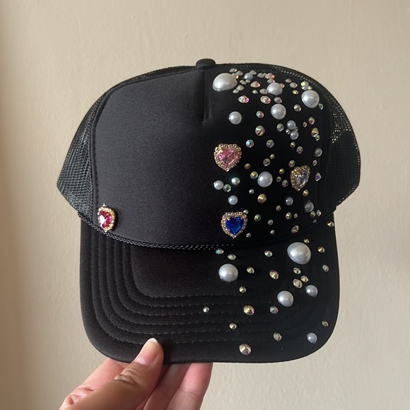 CRYSTAL HEARTS Pearl and Crystal Festival Trucker Hat. OSFM NEW! - Picture 3 of 7